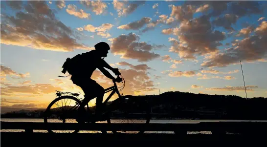  ?? PHOTO: ROSS GIBLIN/FAIRFAX NZ ?? The dream version of cycle commuting.