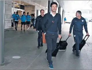  ??  ?? EN A CORUÑA. Víctor, a su llegada ayer al aeropuerto de Alvedro al frente de la expedición.