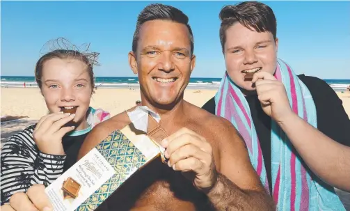  ?? Picture: GLENN HAMPSON ?? Ex-pat Kiwis Darrian Brown with children Kasey, 11, and Jackson, 13, are rapt Whittaker’s chocolate is on local shelves.