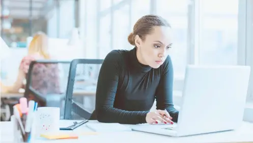  ??  ?? Las ocho horas sentados en el trabajo se pueden contrarres­tar con menos de una hora de actividad física diaria.