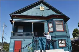  ?? JESSICA A. YORK — SANTA CRUZ SENTINEL FILE ?? Housing Matters Executive Director Phil Kramer gestures in June toward the soon-to-be occupied seven-unit “Casa Azul” supportive housing apartment building at 801River St. in Santa Cruz.