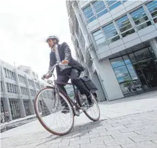  ?? FOTO: TOBIAS HASE ?? Auch wer regelmäßig mit dem Fahrrad zur Arbeit fährt, leistet seinen Beitrag.