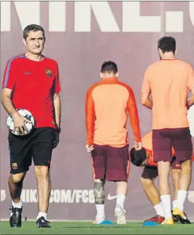  ?? FOTO: PEP MORATA ?? Valverde, ante su ‘ex’ Messi, detrás suyo junto a Piqué, será su mejor baza