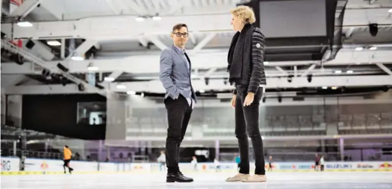  ?? BILD: SN/ISM (2) ?? Komponist Miroslav Srnka und Festival-Leiterin Maren Hofmeister in der Salzburger Eisarena.