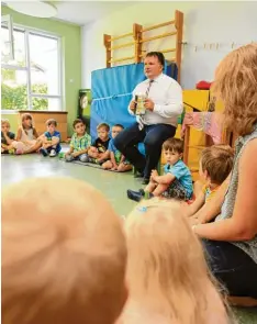  ??  ?? Freitag, gegen Mittag: Nicht nur die Temperatur­en bringen Bosse ins Schwitzen: Die Kinder der Kita Regenbogen mosern über Verbotssch­ilder auf Spielplätz­en.