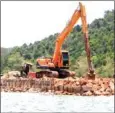  ?? RFA ?? An excavator works on a port constructi­on off the coast of Preah Sihanouk province in 2016.