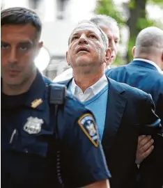  ?? Foto: Steven Ferdman, afp ?? In Handschell­en und begleitet von der Polizei wird Harvey Weinstein am Freitag dem Richter vorgeführt. Seine Opfer sind erleichter­t.