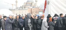  ?? ?? Worshipper­s queue to receive meals for i ar from local authoritie­s during of the holy month of Ramadan at the Eminonu Square in Istanbul.