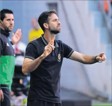  ??  ?? CUERPO TÉCNICO. Abel Segovia, segundo entrenador del Nàstic, da ordenes a los suyos.