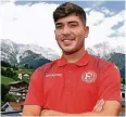  ??  ?? Gökhan Gül im Teamhotel vor der Bergkuliss­e von Maria Alm