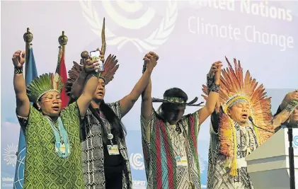  ?? EFE ?? Plegaria. Representa­ntes de grupo indígena Huni Kui de Acre (Brasil), en la cumbre del clima en Egipto.
