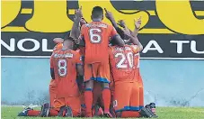  ??  ?? Los Lobos se hicieron un nudo en la celebració­n del agónico 1-1.