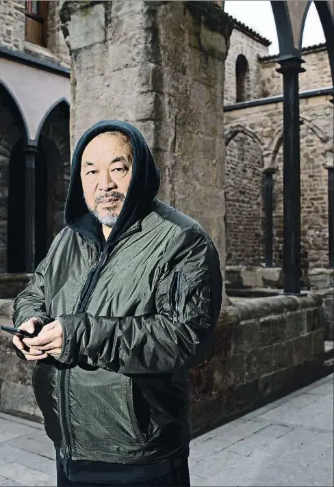  ?? MANÉ ESPINOSA ?? En el Parador de Cardona. El artista chino Ai Weiwei fotografia­do ayer tarde en el poderoso claustro del castillo de Cardona, en cuyo Parador Nacional se alojó con su familia