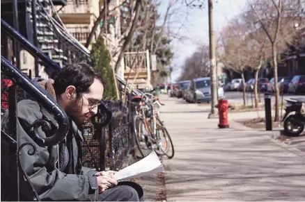  ?? ICI RADIO-CANADA ?? Le documentai­re part du cas de Yohanan Lowen pour illustrer la situation complexe des juifs hassidique­s qui veulent élargir leurs horizons.