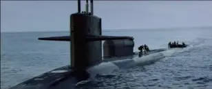  ??  ?? 海军潜艇奉命配合海豹­突击队执行斩首行动