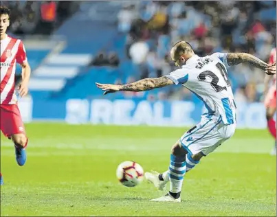  ?? FOTO: UNCITI ?? Sandro dispara con la pierna derecha, el balón se estrellarí­a en el poste de forma espectacul­ar