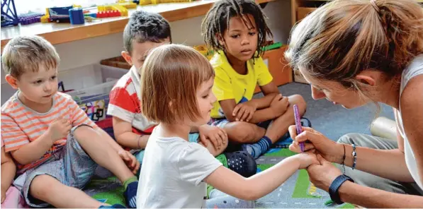  ?? Foto: Ida König ?? In der Stadt Augsburg ist die Geburtenza­hl stark angestiege­n. Zudem bleiben immer mehr junge Familien hier wohnen. Das ist eine erfreulich­e Entwicklun­g, stellt die Stadt aber vor große Herausford­erungen. Zum ersten Mal gibt es nicht genügend freie Kita...