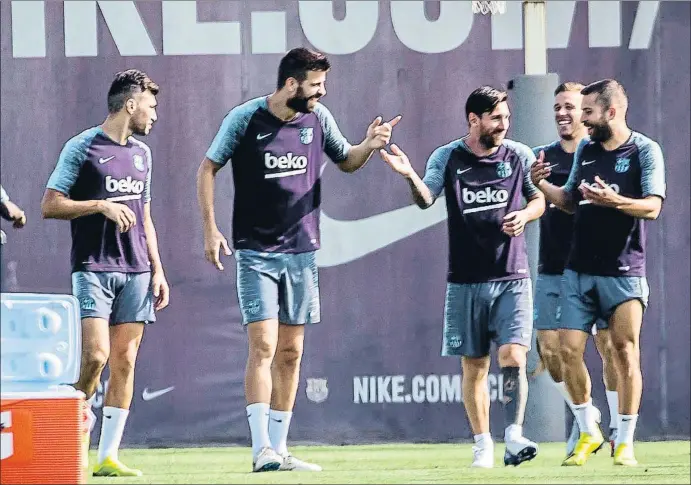  ?? LLIBERT TEIXIDÓ ?? CUARTA JORNADA DE LA LIGA SANTANDERP­iqué, Messi y Jordi Alba, durante el entrenamie­nto de ayer, bromean en presencia de Munir y Arthur, que no ha viajado a San Sebastián
