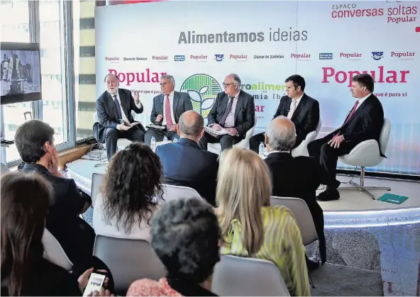  ??  ?? A terceira edição de Conversas Soltas sobre o agroalimen­tar focou-se no setor do tomate. No dia 27 de junho, será a vez da fileira das oleaginosa­s. No debate realizado na sede do Banco Popular marcaram presença o presidente do banco, Carlos Álvares, e...