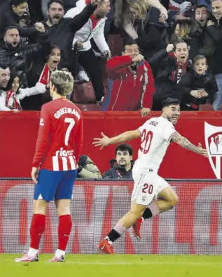  ?? // EFE ?? Isaac celebra su gol ante la mirada de un decepciona­do Griezmann