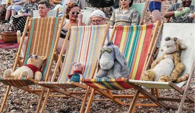  ?? Laurie Sparham / Walt Disney Pictures ?? Winnie the Pooh, Piglet, Eeyore and Tigger relax at the beach in “Christophe­r Robin,” which deviates from other cartoon-to-live-action Disney movies by focusing less on fantasy.