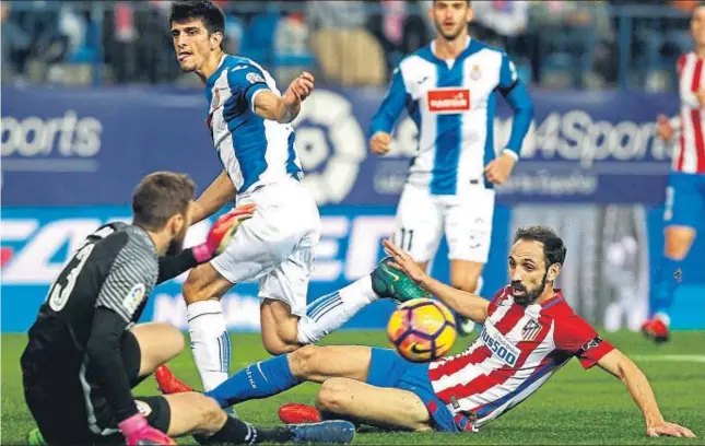  ??  ?? Oblak, que fue el mejor jugador del Atlético, desbarata una ocasión de Gerard en presencia de Juanfran