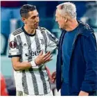  ?? ?? Beeindruck­t: Christian Streich mit Weltmeiste­r Angel Di Maria.