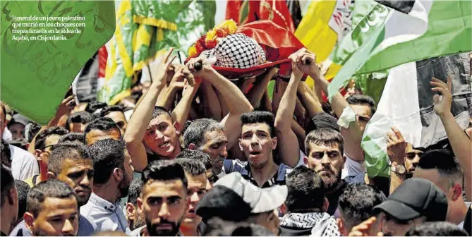  ?? Jaafar Ashtiyeh / AFP ?? Funeral de un joven palestino que murió en los choques con tropas israelís en la aldea de Aqaba, en Cisjordani­a.