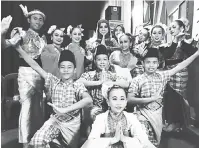  ??  ?? MERIAH: Noraniza Idris bersama Kumpulan Penari Malay World Cultural Paradise di Konsert Dimensi Legenda Raya.
