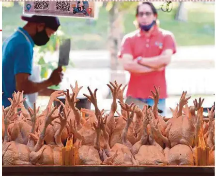  ?? BERNAMA PIC ?? A chicken stall at a market in Putrajaya yesterday.