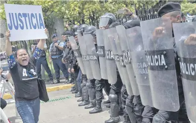  ??  ?? Según la ONU, la violencia policial y de elementos armados afines al Gobierno de Daniel Ortega usaron armas diversas contra los opositores.