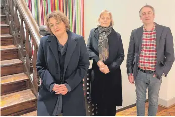  ?? FOTO: STADT LAUPHEIM ?? Erwarten mit Spannung die neukonzipi­erte Dauerausst­ellung im Museum: Projektlei­terin Cornelia Hecht-Zeiler und Direktorin Paula Lutum-Lenger vom Haus der Geschichte sowie Museumslei­ter Michael Niemetz.