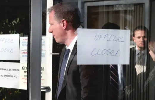  ?? SCOTT OLSON/GETTY IMAGES ?? Federal agents leave the South Side office of 14th Ward Ald. Edward Burke where documents and computer equipment were removed on Thursday.