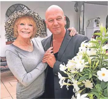  ?? FOTO: TOM BARCAL ?? Elke Sommer hat sich von Tom Barcal überzeugen lassen, bei „Austern für den Grafen“mitzuwirke­n.