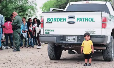  ?? FOTO: AP ?? Debido a la aplicación de esta ley, los migrantes que son detenidos en la frontera estadounid­ense son devueltos a México mientras aguardan una solución a su solicitud de asilo.