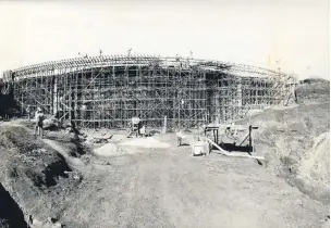  ?? Arquivo Folha - 01/08/1976 ?? Construção do viaduto do cruzamento com a antiga Rua Jacarezinh­o, hoje Juscelino Kubitschek, em agosto de 1976; avenida tem cinco transposiç­ões