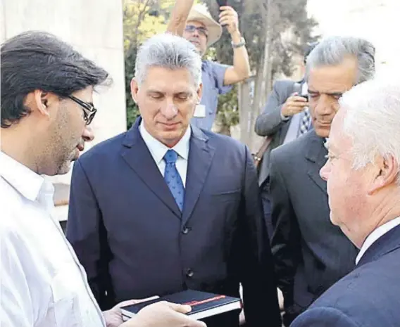  ??  ?? ► El alcalde de Recoleta, Daniel Jadue, junto a Miguel Díaz-Canel en el Cementerio General.