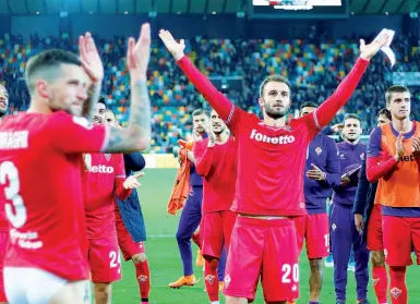  ??  ?? Il saluto della squadra per Davide Astori dopo la vittoria a Udine (0-2). In primo piano il capitano Pezzella