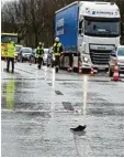  ?? Foto: Marcus Merk ?? Am Sandberg vor Stadtberge­n bildeten sich nach dem schweren Unfall, bei dem ein Radfahrer getötet wurde, lange Staus.