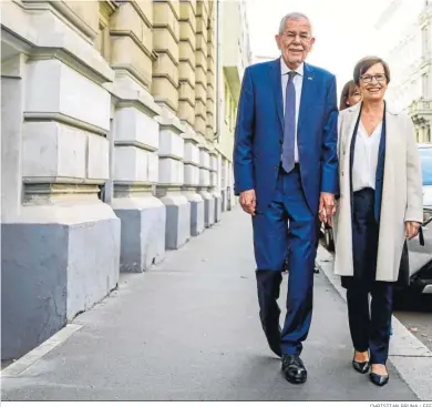  ?? CHRISTIAN BRUNA / EFE ?? El presidente austriaco, Alexander van der Bellen, acude a votar ayer en Viena junto a su esposa, Doris Schmidauer.