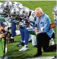  ?? Foto: dpa ?? Der Besitzer der Mannschaft Dallas Cowboys und einige seiner Football Spieler knien während der Nationalhy­m ne auf dem Rasen. Warum sie das tun und warum Präsident Trump das nicht gut findet, erfährst du hier.
