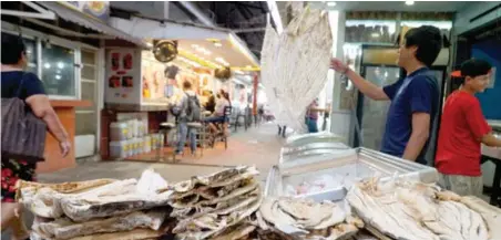  ?? FOTO: JOSÉ CANTARERO. ?? CONSUMO. La libra de pescado seco es ofrecida por L150 y L140 en los mercados.