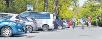  ?? FOTO: BARBARA BAUR ?? Die Schrägpark­plätze in der Eichwaldst­raße sind vor allem für Fahrradfah­rer gefährlich.