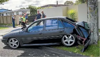  ?? PHOTO: WARWICK SMITH/FAIRFAX NZ ?? Two people were arrested after crashing a car in Milson and fleeing the scene.