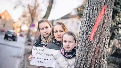  ?? RP-FOTO: RALPH MATZERATH ?? Theresa, Sabine und Greta Brendgen (v. li.) protestier­en gegen die geplanten Baumfällun­g an der Sandstraße in Baumberg .