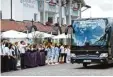  ?? Foto: dpa ?? Die Ankunft des DFB Mannschaft­sbusses gestern in Eppan während das Hotelper sonal Spalier steht.