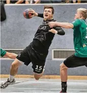  ?? FOTO: R. MATZERATH ?? Felix Barwitzkis (mit Ball) vier Tore im Spiel bei der SG Langenfeld reichten dem TuS 82 Opladen nicht zum Sieg.