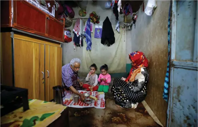 ?? FOTO: NUSAIBAH ALMUAALEMI / REUTERS / NTB ?? Ahmad Farea og hans familie sitter på gulvet og spiser i deres hus i Sanaa. Ikke alle er like heldige. En stor del av befolkning­en i det krigsherje­de landet sulter.
