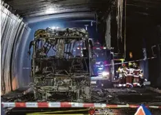  ?? Foto: Gian Ehrenzelle­r/Keystone, dpa ?? Kaum zu glauben: Alle 22 Menschen, die in dem Bus waren, der im San Bernardino Tunnel plötzlich brannte, konnten sich retten.
