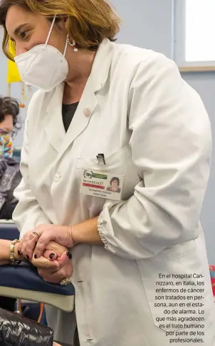  ??  ?? En el hospital Cannizzaro, en Italia, los enfermos de cáncer son tratados en persona, aun en el estado de alarma. Lo que más agradecen es el trato humano por parte de los profesiona­les.